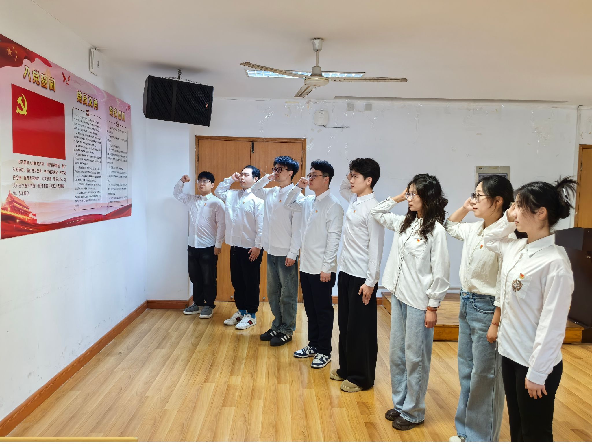 汽車(chē)學(xué)院舉行2025年秋學(xué)期新發(fā)展研究生黨員入黨宣誓儀式